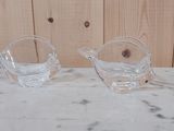 deux vases en verre transparent posés sur une table en marbre