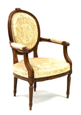 l'image d'une chaise en bois avec une assise rembourrée de couleur beige