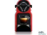 une image représentant une machine à café rouge avec une tasse de café
