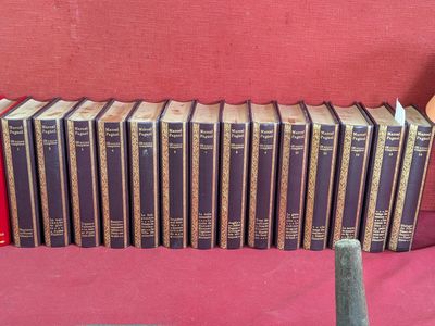 un grand nombre de livres posés sur une table