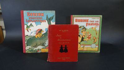 trois livres pour enfants sont posés sur une surface noire