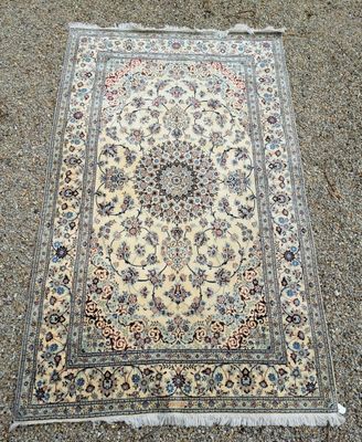 un tapis oriental posé à même le sol