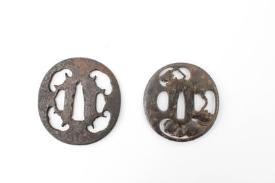 Lot de deux tsubas : - Maru gata tsuba à décor en ajouré en …