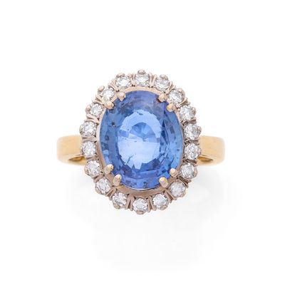 une bague à grappes de saphirs et de diamants