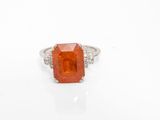une bague en saphir orange et diamants