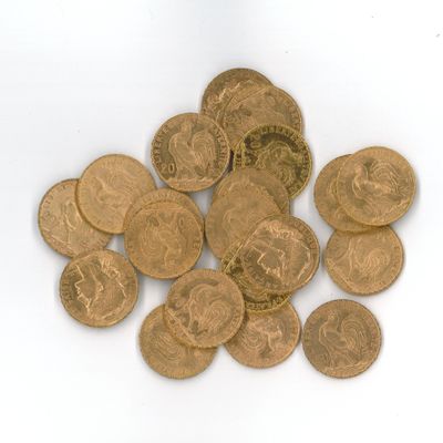 une pile de pièces d'or posée sur une surface blanche