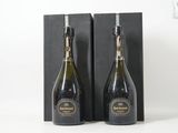 deux bouteilles de champagne posées sur une boîte noire