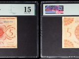 Trois types de timbres différents sont exposés dans une boîte noire