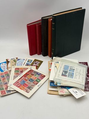 MONDE et FRANCE réunion de 5 albums de timbres neufs et obli…