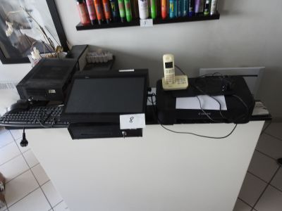 un bureau sur lequel se trouvent un ordinateur portable, un téléphone et une imprimante