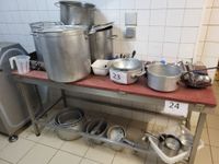 Lots de faitouts, passoires, fouets, ustensiles de cuisine d…