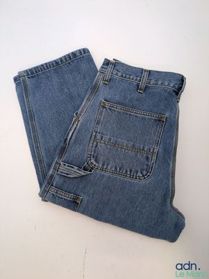deux paires de jeans posées l'une sur l'autre sur une table