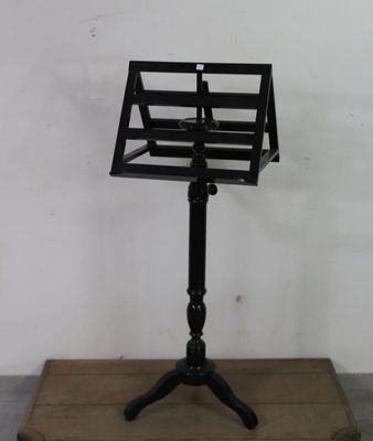 un pupitre noir posé sur une table en bois