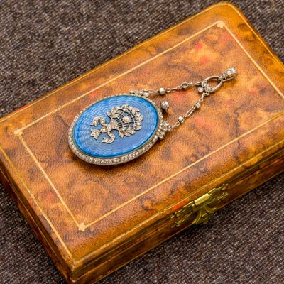 une petite boîte ornée d'un cadenas bleu et or