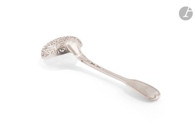 une cuillère en argent avec un manche sur une surface blanche