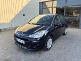 une citrole noire garée devant un immeuble