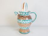 un vase bleu et marron dans lequel se trouve une cuillère