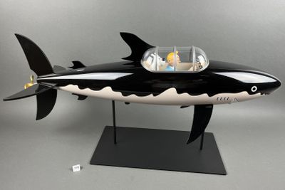 une maquette en noir et blanc d'un requin posée sur un socle