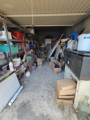 un garage où il y a beaucoup de bric-à-brac