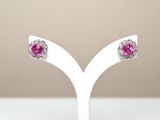 paire de boucles d'oreilles à clous en tourmaline rose et diamants, présentées sur un socle blanc