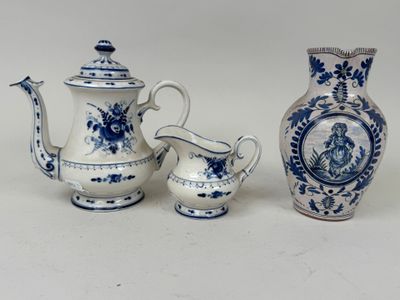 trois vases bleus et blancs placés les uns à côté des autres