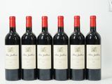 six bouteilles de vin rouge sont alignées sur une table