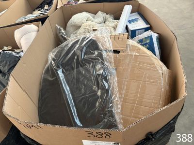 de nombreux cartons remplis d'objets qui traînent au milieu du sol