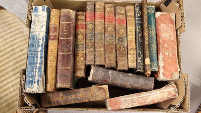 Lot de livres Du XVIII° et XIX° dont: Troisième voyage de COOK, 1...