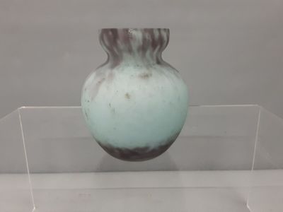 DELATTE : vase en verre moucheté (égrenure au col).