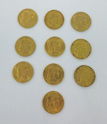 gros plan d'un paquet de pièces d'or sur une surface blanche