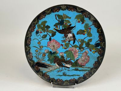 CHINE, début XXe. Grand plat en émaux cloisonnés à décor d'o…
