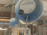 une photo d'un compteur d'eau bleu et blanc dans un immeuble