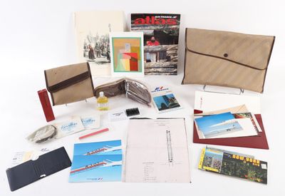 un grand nombre d'objets posés sur une table
