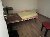 un petit lit dans un coin d'une petite chambre