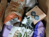 une boîte pleine de nourriture posée sur le sol