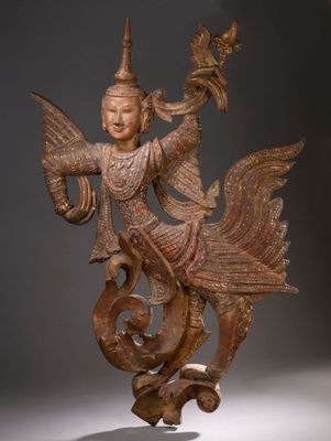 une image représentant une statue d'une personne tenant un oiseau