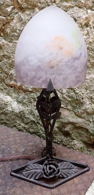 Lampe en fer forgé à décor floral et martelé, abat-jour en v…