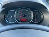 un gros plan du tableau de bord d'une voiture, avec un compteur de vitesse et des jauges