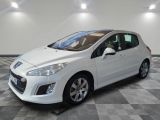 la voiture blanche est garée dans le garage sur le sol en damier