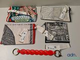 de nombreux objets posés sur une table avec un porte-clés
