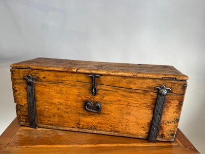 une vieille malle en bois posée sur une table en bois
