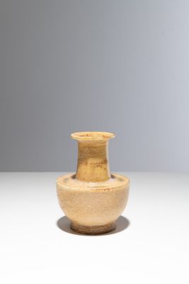 un petit vase posé sur une table