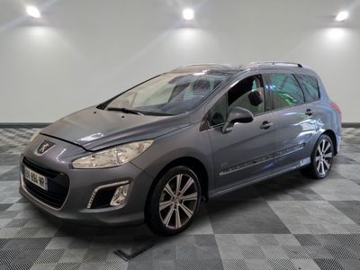 la voiture grise est garée dans le garage sur un sol en damier