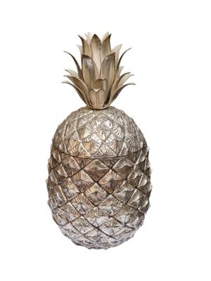 vase argenté en forme d'ananas sur fond blanc, avec un fond blanc