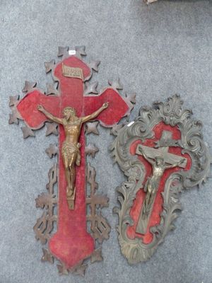 une croix et un crucifix posés par terre