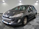 La voiture grise est garée sur le sol à damier du garage.