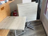 une petite table et une chaise dans une pièce