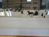 une photo d'une photo représentant un cheval et une calèche devant un bâtiment