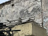 un homme assis sur une moto avec tout un tas de tuyaux