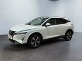 un SUV Nissan QX blanc garé dans une pièce blanche